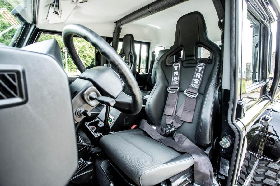 Интерьер Land Rover Defender 110 James Bond Villain 2017 года  (фото 9 из 21)